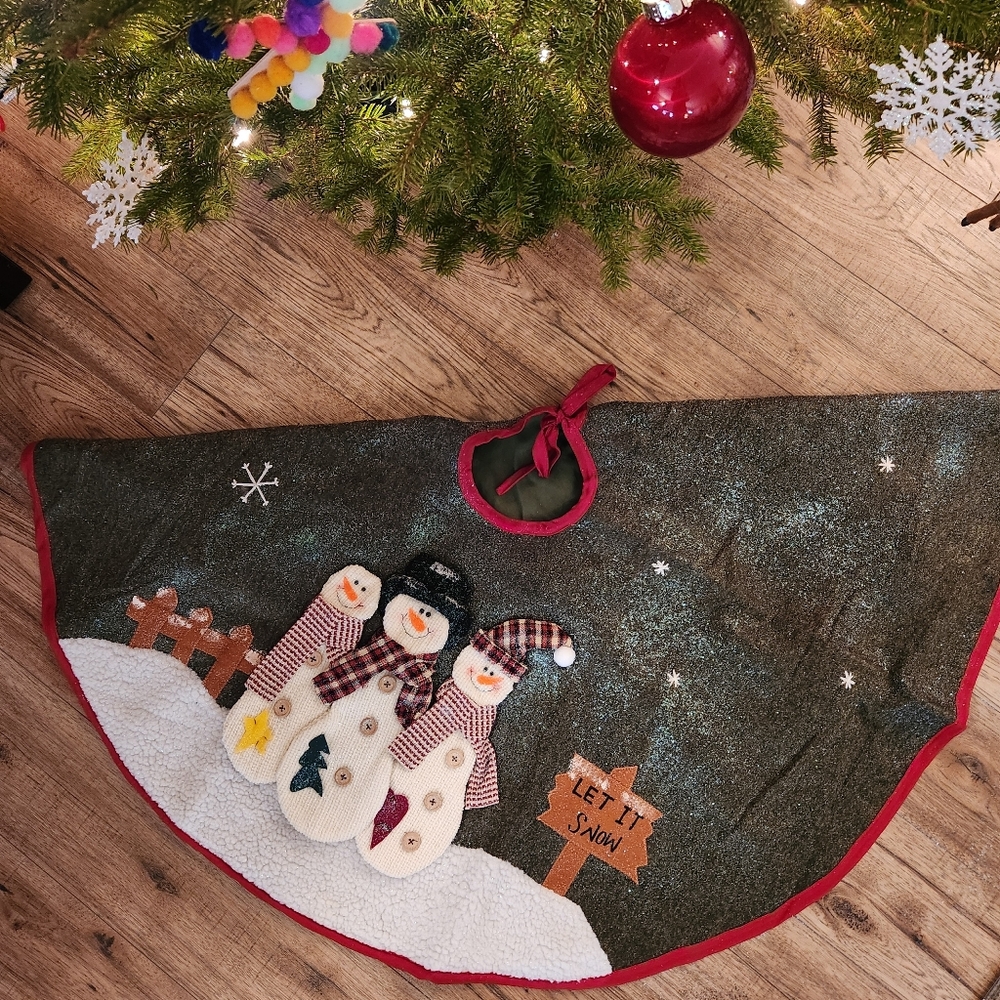 At Home America Freezin' Friends Collection Christmas Tree Skirt 45" Dia. NWT